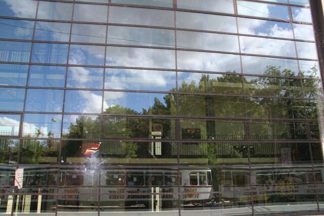 Spiegelung im FH-Gebäude (Gestaltung)