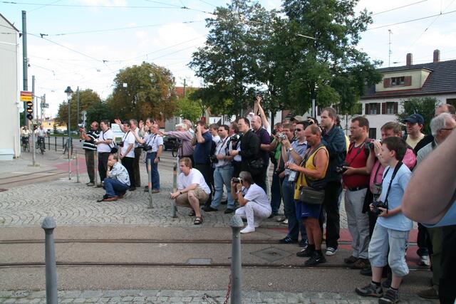 Straßenbahnfreunde beim Fotografieren