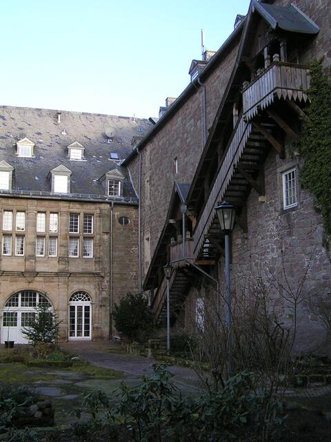 ...Innenhof mit Holztreppe