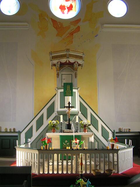 Kanzel und Altar in Rhoder Kirche