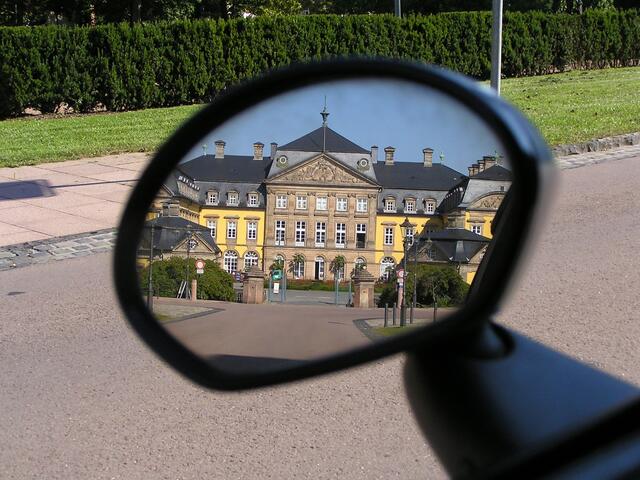 das Arolser Schloß aus dem Blickwinkel des vorbeigefahrenen Autofahrers