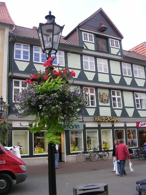 Blumenampeln verschönern das Stadtbild