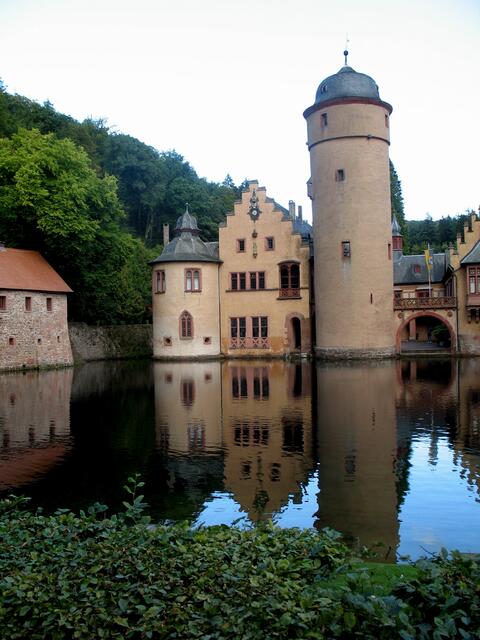 Mespelbrunn über und unter Wasser