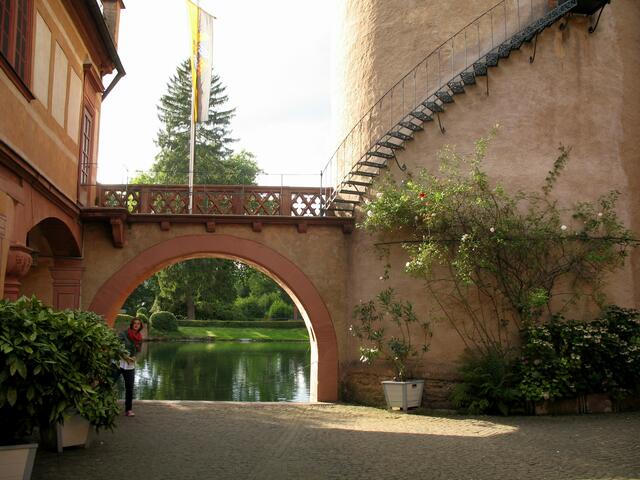 Innenhof - Blick zum Teich und Turmtreppe
