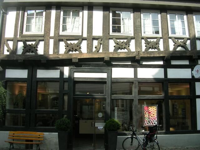Schief und modern