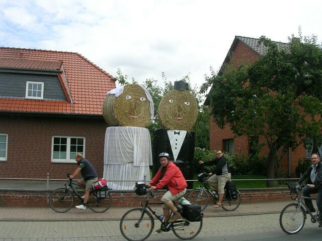 Das Brautpaar begrüßt die Uetzer Radler