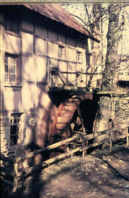 Die Cremer`sche Mühle im Dorfzentrum in Einruhr (wüst) Durch die Aufstockung des Rursees musste die Cremer`sche Mühle abgerissen werden.