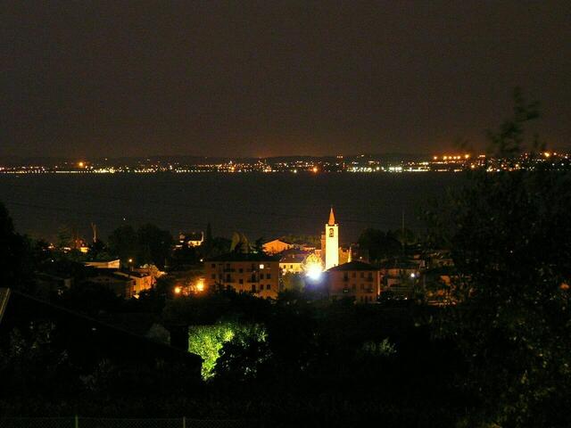 Bardolino bei Nacht - Blick über den See
