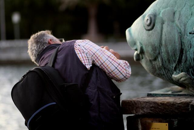 Gerhard entdeckt den Tennisball