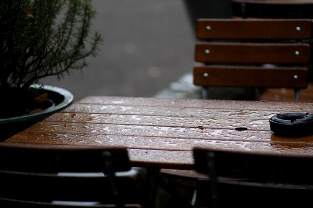 Der Regenguß schickte uns ins Lokal