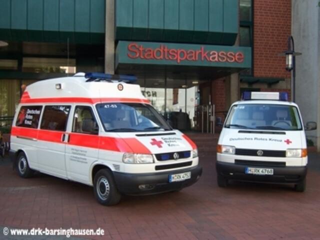 beide neuen Einsatzfahrzeuge vor der Stadtsparkasse Barsinghausen