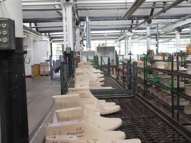 Werkshalle im Vordergrund die Schuhleisten