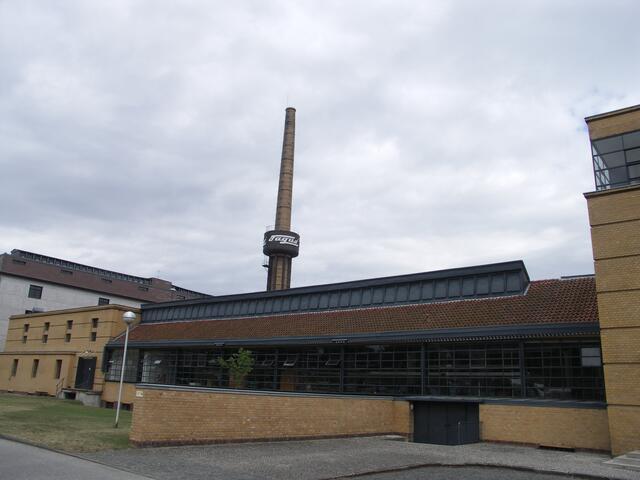Werkshalle mit Glasfront