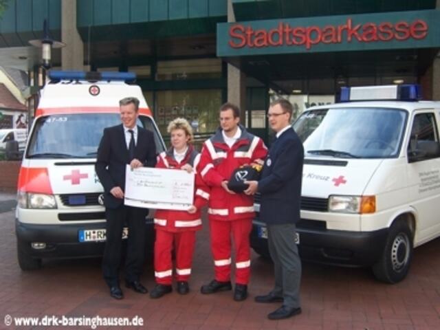 Christian Glockmann (Vorstandsmitglied der Stadtsparkasse Barsinghausen), Stefanie Ebendorff und Julian Deus (DRK Bereitschaft Barsinghausen) und Patrick Ploberger (1. Vorsitzender des DRK-Ortsverein Barsinghausen) (von links)