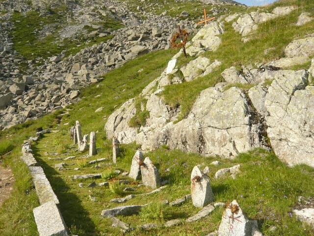 Kriegsgräber unterhalb des Mandronhauses