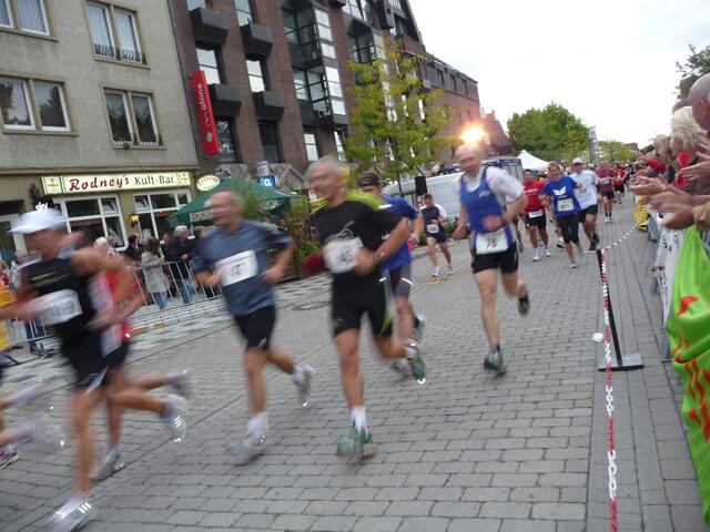Tolle Stimmung beim ersten Durchlauf des Rundkurses. Jetzt waren es noch 5 Runden mit knapp 2 km.