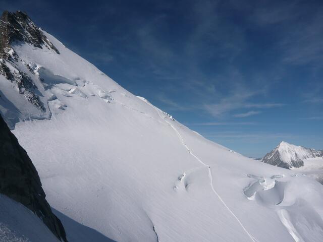 Flanke zum Dom (4545 m); höchster Gipfel auf rein Schweizer Gebiet