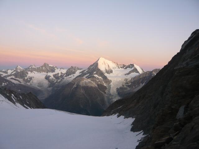 Aufbruch um 3 Uhr 20; hier Morgenstimmung zum Weißhorn