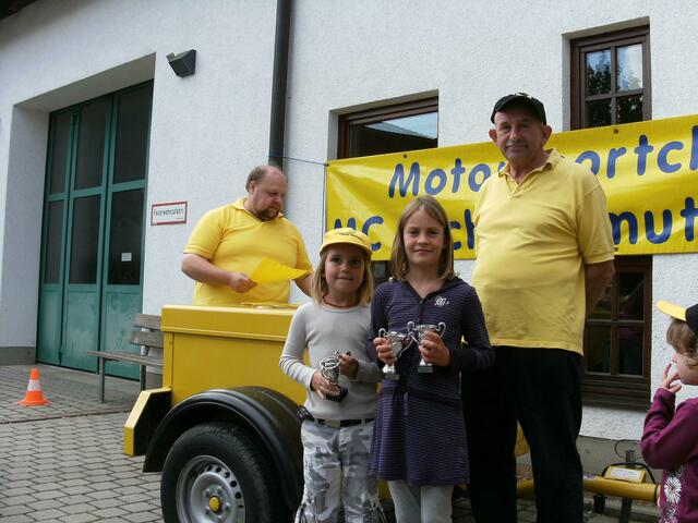 so sehen Sieger aus: Stefanie Baumeister und Anna Ruf (hat auch den Pokal ihres Bruders Elias)