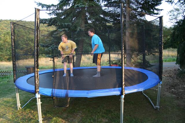Auch das Outdoor-Trampolin macht den Jugendlichen viel Freude und kann beim &#8222;Tag der offenen Tür&#8220; am 11. September getestet werden.