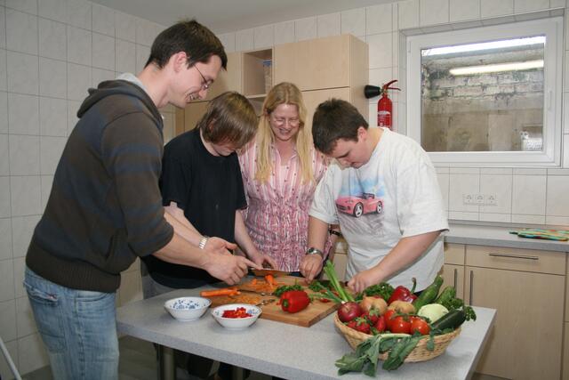 Tipps für gesunde Ernährung vermitteln Gruppenleiter Danny Hohl und Ernährungsfachkraft Anja Bruun hier den Jugendlichen Jamie und Daniel.