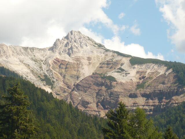 Weißhorn, oben Dolomit, darunter Sandsteine und Quarzporphyr