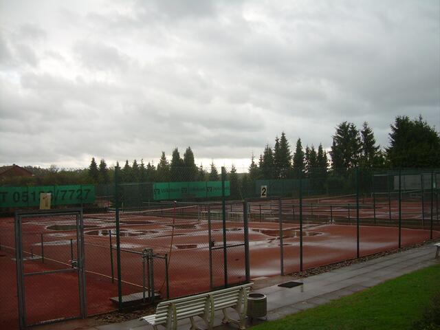 Dunkle Wolken - Überschwemmte Plätze. Keine guter Tag für ein Tennis-Turnier. Aber am Sonntag kam die Sonne zurück!!