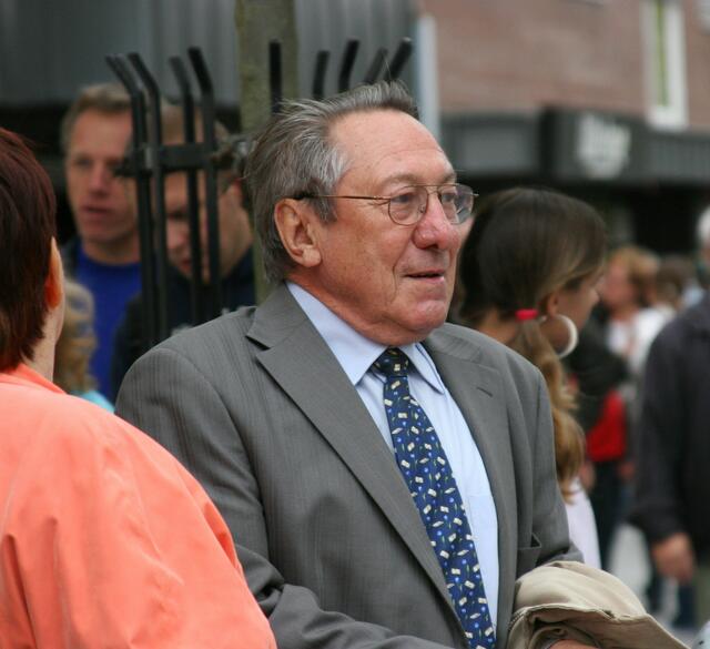 Angefeuert von Hemlut Schmetzko, ehemaliger Bürgermeister der Stadt Lehrte