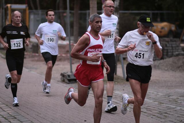 10 km Läufer. Der spätere Sieger (rote Hose)