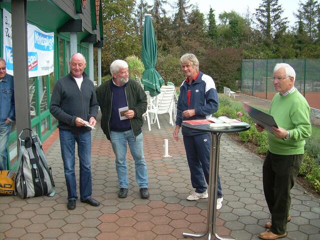 Freuen sich über ihren Sieg in der B-Runde: Willi Meier und Gerd Uetzmann vom TC Hämelerwald mit Sportwart Ralf Schaper und Clubvorsitzender Egon Gerlach