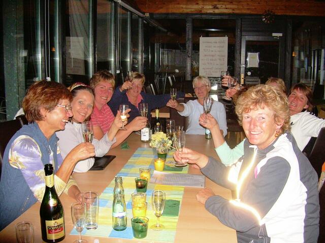 Players Night. Die Damen lassen sich vom Wetter die gute Laune nicht verderben.