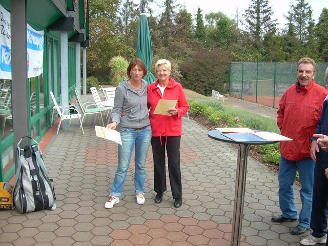 Können und Erfahrung: Monika Heß und Sabine Wunderlich holen sich den Marktspiegel-Cup 2009