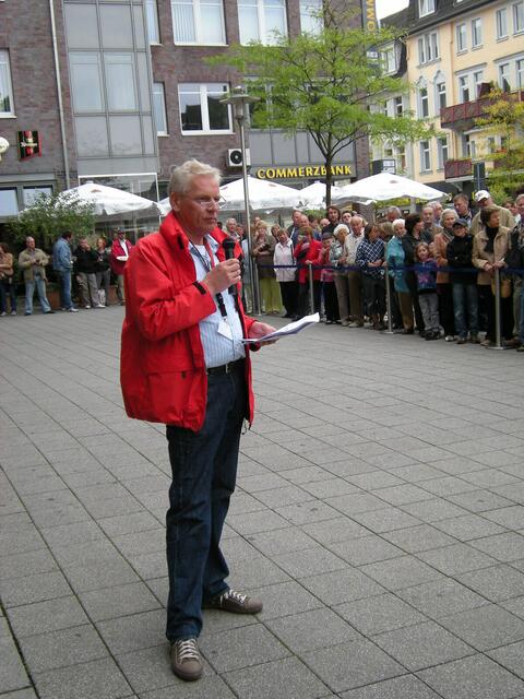 Otto Grete , Aligse , Vorsitzender des RCK bei der Vorstellung der Oldtimer.