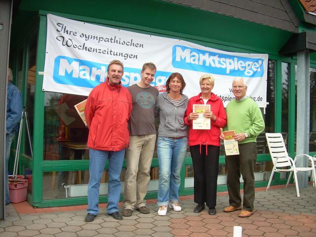 MARKTSPIEGEL-Chef Klaus Hoffmann mit den Cup-Siegern 2009: Marco Volkmann, Sabine Wunderlich, Monika Heß und Egon Gerlach