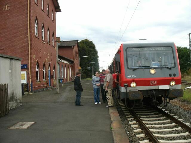 Der Zug nach Mainzlar am Bahnhof Lollar