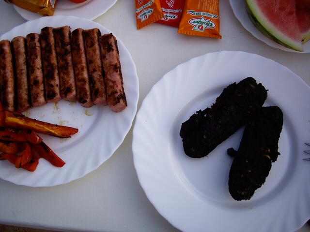 Was Canarios essen: Chistorra (links), Morcilla (Blutwurst mit Mandeln)