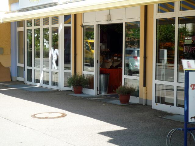 Stehcafé Fritz gelegentlich auch mit Tischen draußen