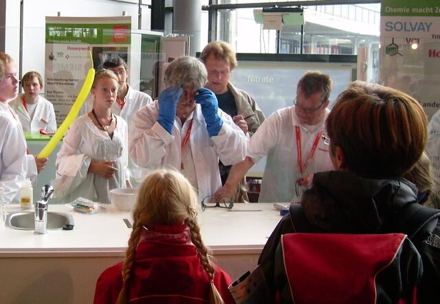 Skurrile Wissenschaftler hinter Glas ... ;o)