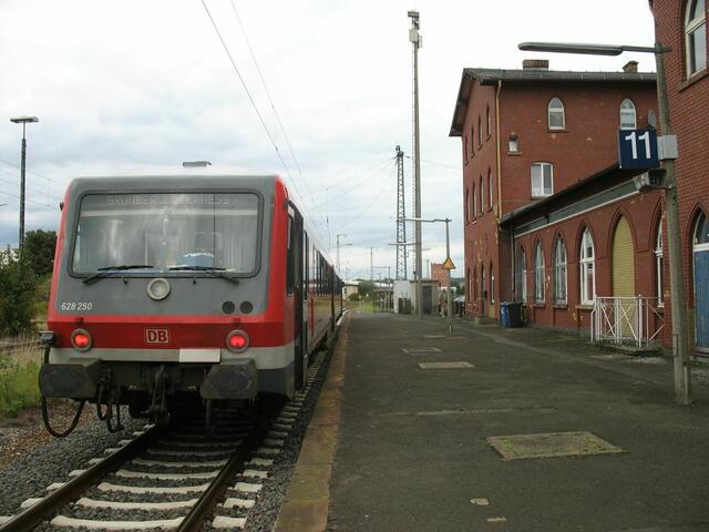 Der Zug nach Mainzlar am Bahnhof Lollar