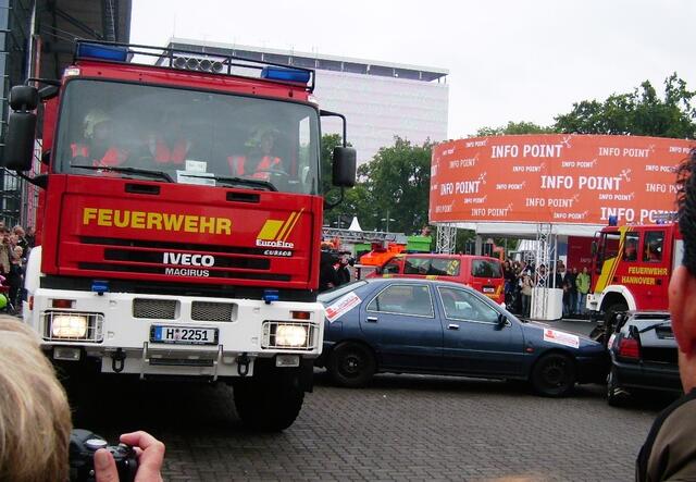 "Wir schneiden Sie raus ..."
