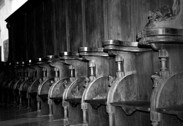 Mittelalterliches Chorgestühl mit beeindruckenden Figuren