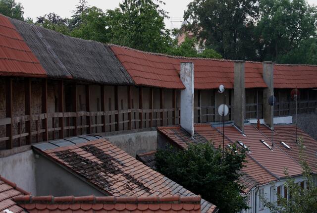 Entlang der Mauerinnenseite erstrecken sich die Kasarmen, direkt an die Stadtmauer gebaute Häuser, in denen einst die Stadtsoldaten wohnten