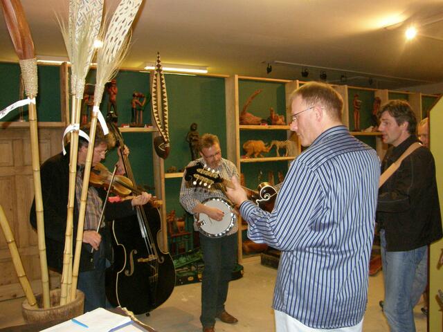 Mit Banjo & Fiddle im Little Zim Market
