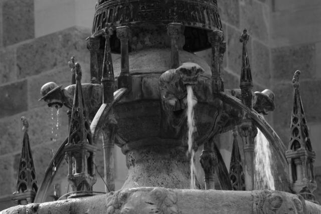 Ausschnitt -Kriegerbrunnen von 1902 mit Verzierungelementen und Jugendstilfiguren