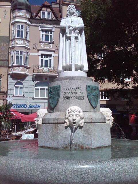 Herzog Bernhard v. Spanheim - Gründer der Stadt Klagenfurt (Denkmal in Klagenfurt)