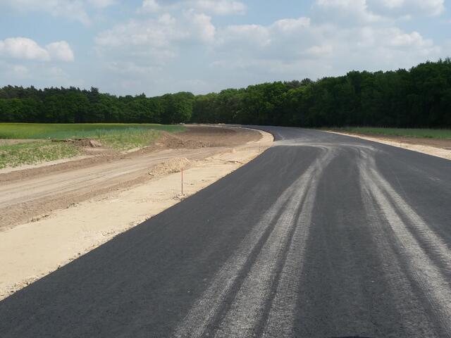 10.05.2009 Hier führt die Straße durch den Schillerslager Wald.