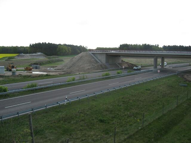 Ein Jahr später: 29.04.2008 Jetzt steht die Brücke im Rohbau.