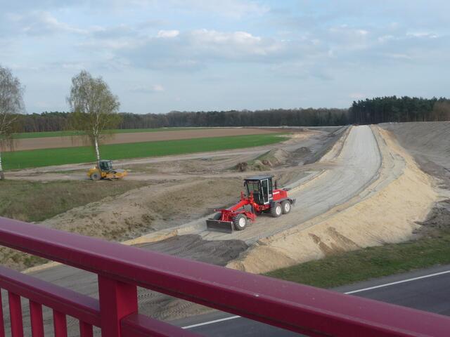 09.04.2009 Ohne die großen Baumaschinen geht es nicht mehr.