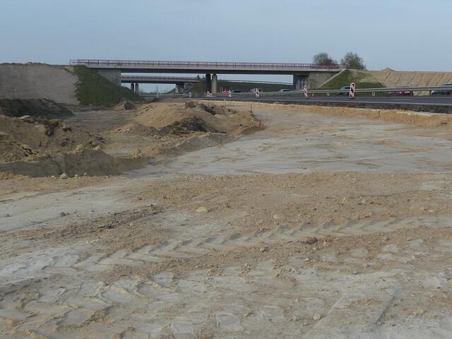 09.04.2009 Die Autos fahren unter den beiden Brücken hindurch. Die Baustelle behindert den Morgen- und Feierabendverkehr.