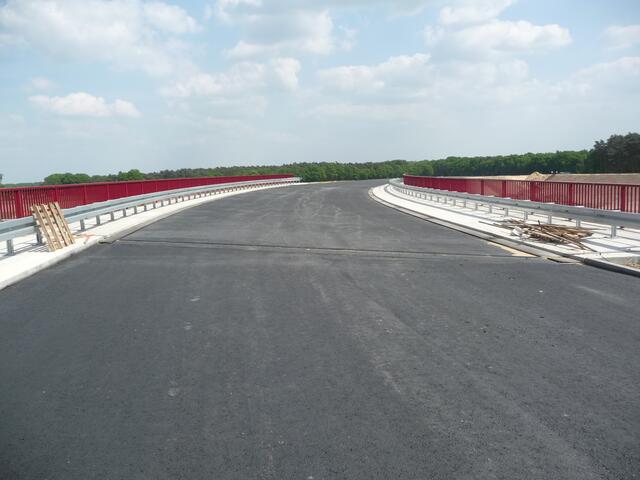 10.05.2009 Über diese Brücke wird bald viel Verkehr rollen.